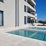 Luxury Mukalba Μεντουλίν